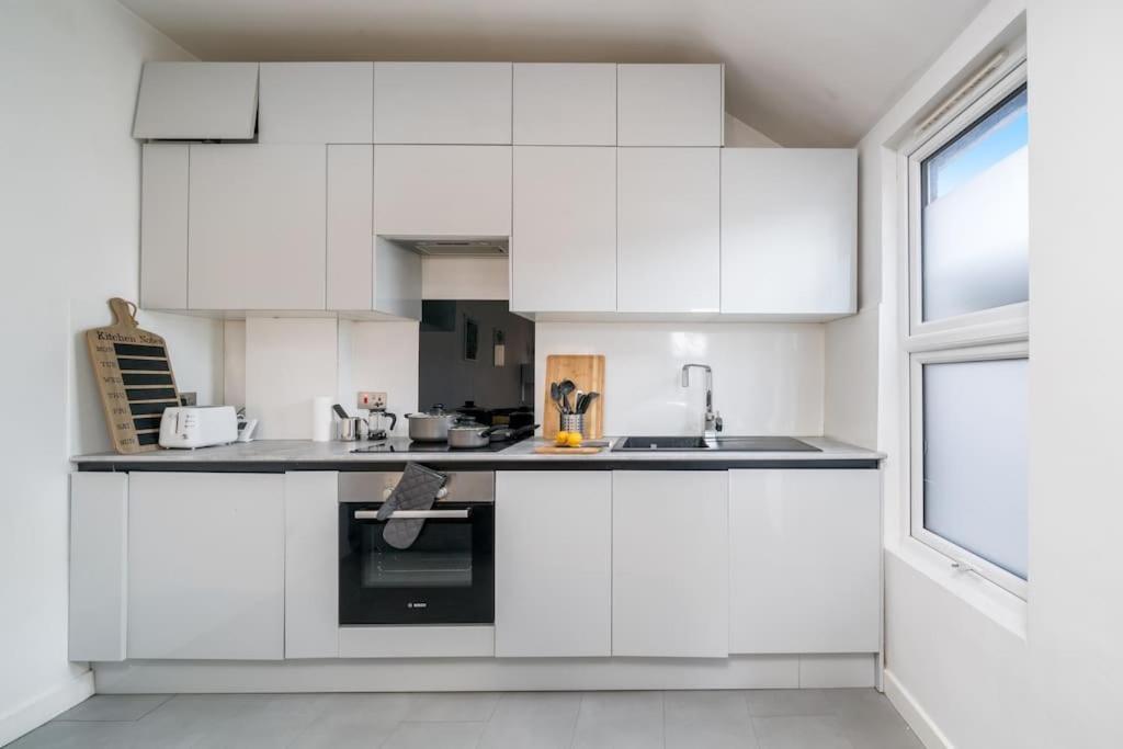 New 3Bed Stylish Apartment With Amazing Transport London Exterior photo
